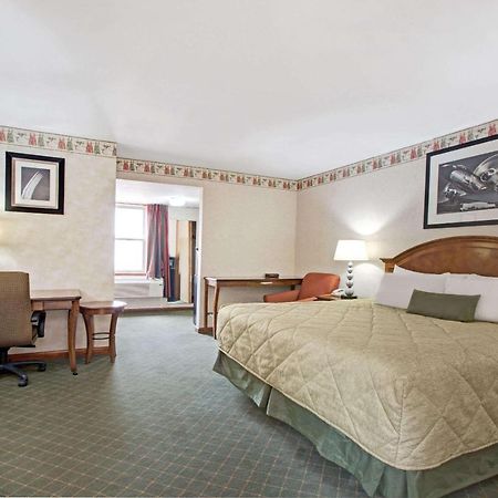 Ramada By Wyndham Flemington Hotell Eksteriør bilde
