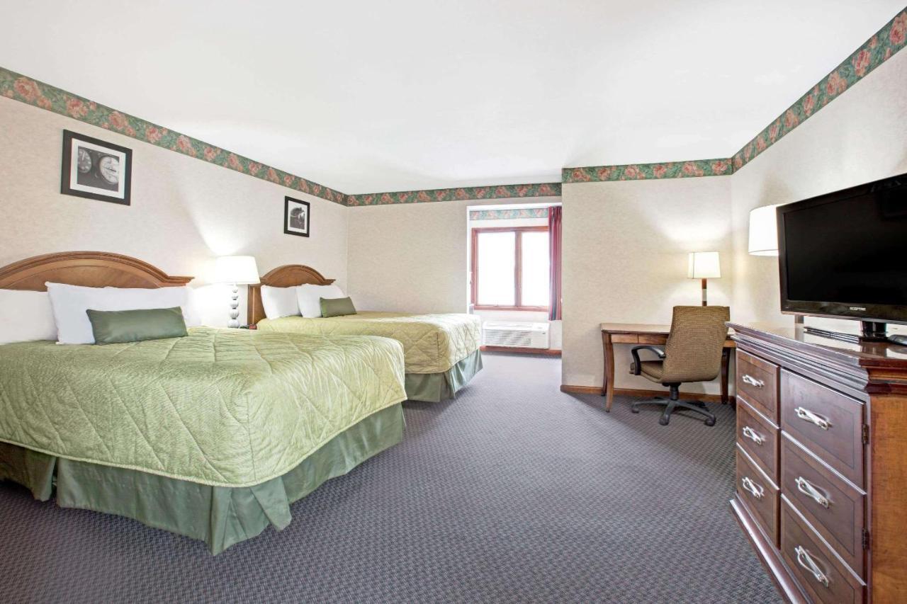 Ramada By Wyndham Flemington Hotell Eksteriør bilde